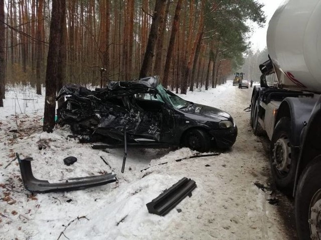 W środę 20 stycznia, około godziny 10.35 na trasie między Wsolą, a Owadowem na terenie gminy Jedlińsk niedaleko Radomia, doszło do zderzenia dwóch pojazdów. W wypadku zginął 21-letni kierowca samochodu osobowego.CZYTAJ WIĘCEJ: Wypadek pod Radomiem. W Owadowie zginął młody kierowca - jego samochód zderzył się z ciężarówką mi wpadł na drzewo