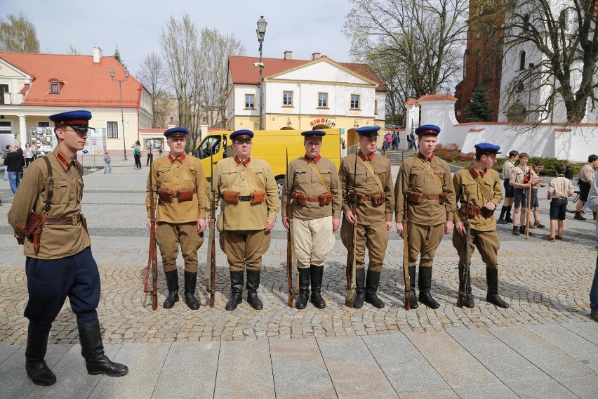 Marsz Cieni prowadziła czarna więźniarka, za którą szli...