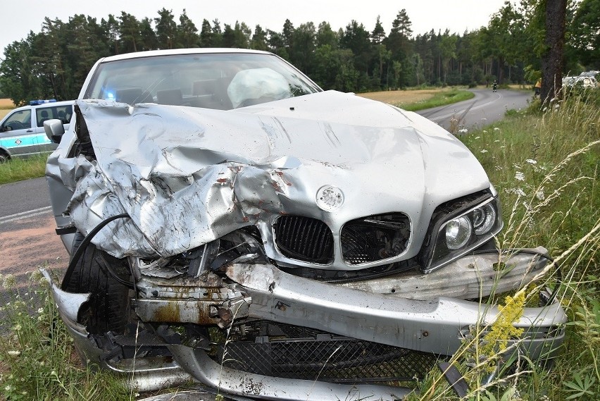 Czołowe zderzenie BMW i KIA. Dwie osoby trafiły do szpitala.