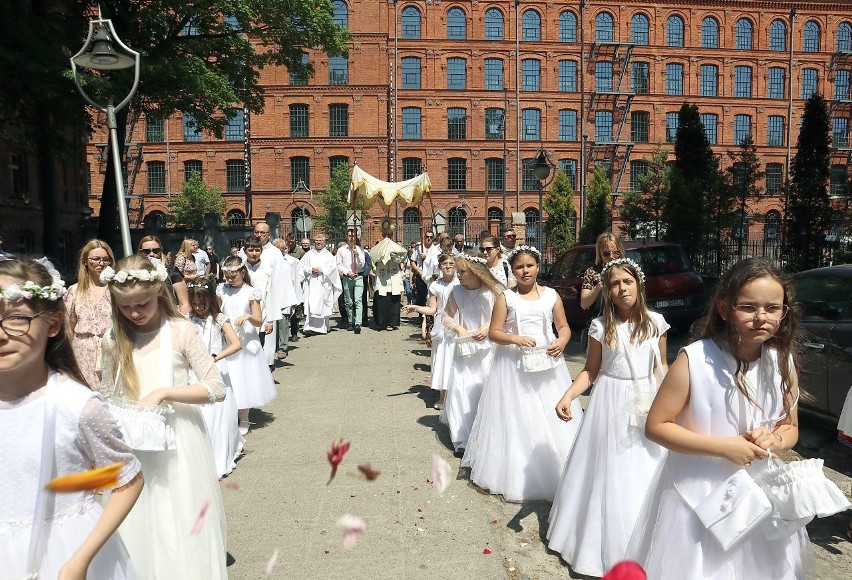 Procesja Bożego Ciała przeszła przez rynek Manufaktury w Łodzi! Organizowała ją parafii świętego Józefa przy ulicy Ogrodowej