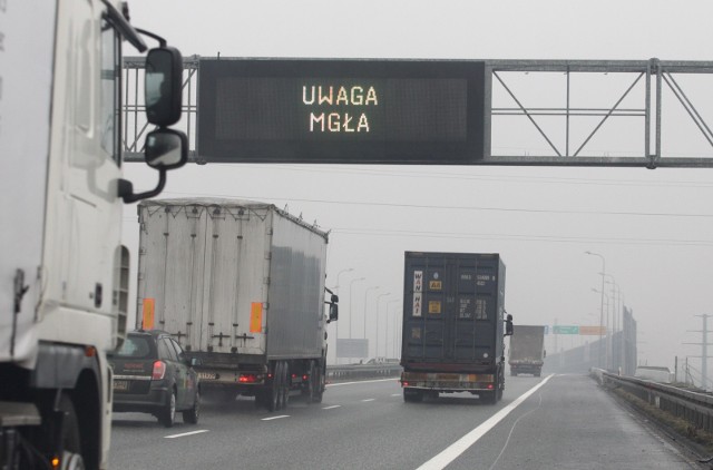 Informację o gęstej mgle na A1 otrzymaliśmy około godz. 12.30 w piątek, 19 października. Komunikat w tej sprawie wydał Maciej Zalewski, rzecznik prasowy Generalnej Dyrekcji Dróg Krajowych i Autostrad:czytaj komunikat na kolejnym slajdzie