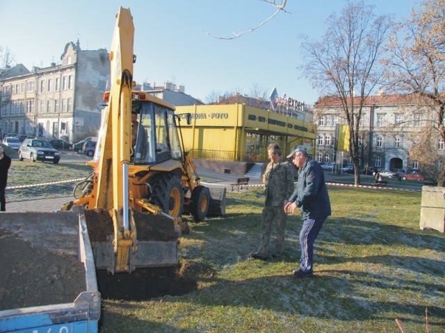 W środę członkowie Stowarzyszenia Kaponiera &#8211; Przemyski Obóz Warowny odkopali wejście do schronu i zinwentaryzowali obiekt.