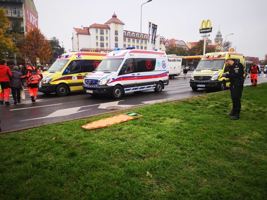 Karambol w Bydgoszczy. Kierowca nissana szarżował i spowodował wypadek. Pięć osób trafiło do szpitala [zdjęcia]