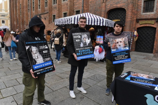 W niedzielę (02.10) aktywiści i aktywistki toruńskiego oddziału Stowarzyszenia Otwarte Klatki stanęli na Rynku Staromiejskim w Toruniu z planszami głoszącymi odejście od hodowli zwierząt na futra. Zobaczcie zdjęcia z tego wydarzenia. >>>>>