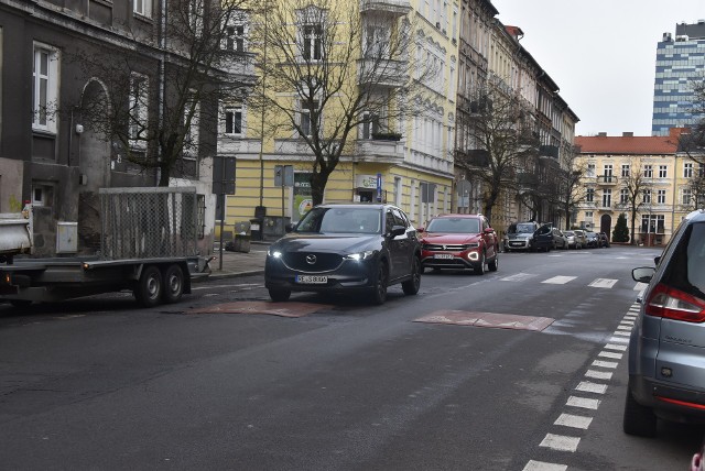 Poduszki berlińskie zostały zamontowane na ul. Armii Polskiej w grudniu 2021. Po dwóch latach jedna z nich już nie spełnia swojej roli.