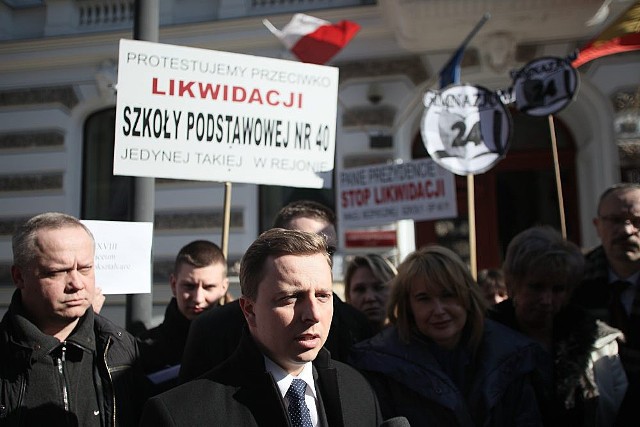 Dariusz Joński, szef lokalnych struktur SLD, zachęca rodziców dzieci ze szkół przeznaczonych do likwidacji do uczestnictwa w manifestacji.