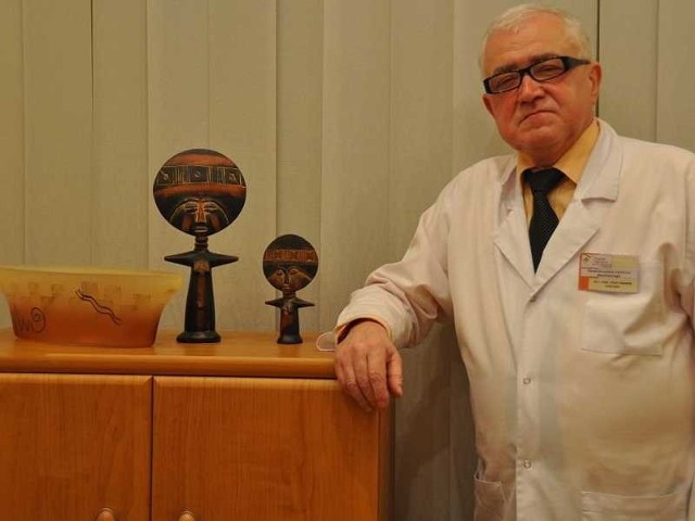 Doktor Józef Gawęda kocha podróże, dlatego lubi się otaczać pamiątkami przywiezionymi z dalekich krajów.