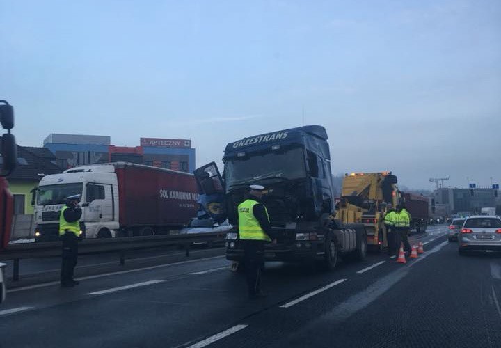 Wypadek ciężarówek na DK 1 we Wrzosowej ZDJĘCIA Trasa Katowice - Warszawa była zablokowana