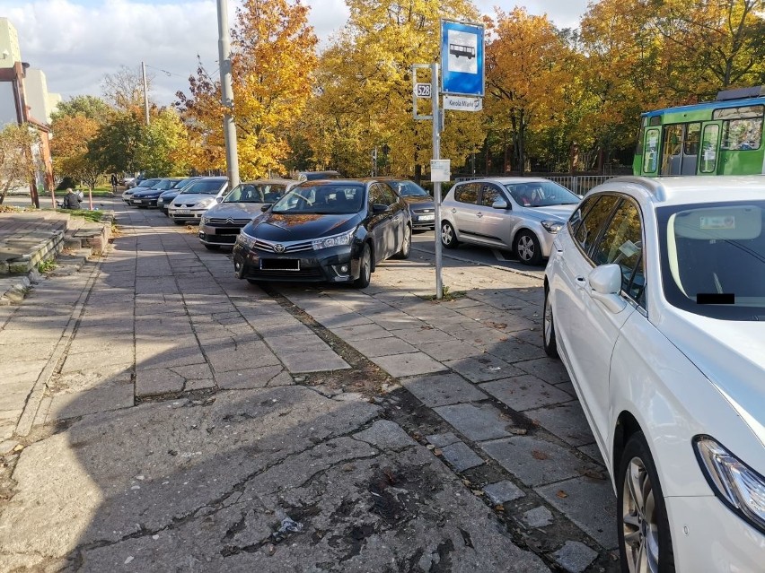 Ul. Ku Słońcu, auta parkują na przystankach autobusowych -...