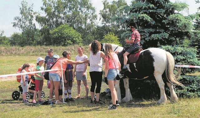 Przejażdżka konna to jedna z atrakcji festynu, który odbył się na boiskach obok Zespołu Szkół Publicznych w Reptowie.