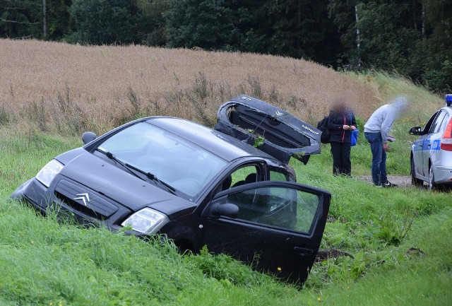 W niedzielę przed godz. 17 doszło do kolizji na drodze krajowej nr 20, między Miłocicami i Wołczą Małą (gm. Miastko). Kierowca citroena nie dostosował prędkości do warunków jazdy (padał deszcz), stracił panowanie nad pojazdem i wylądował w rowie. Jedna osoba została poszkodowana. (ang)