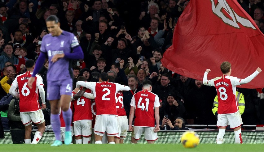 Arsenal celebrujący trzecią bramkę w meczu z Liverpoolem.