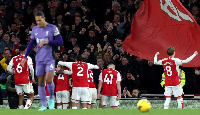 Arsenal celebrujący trzecią bramkę w meczu z Liverpoolem.