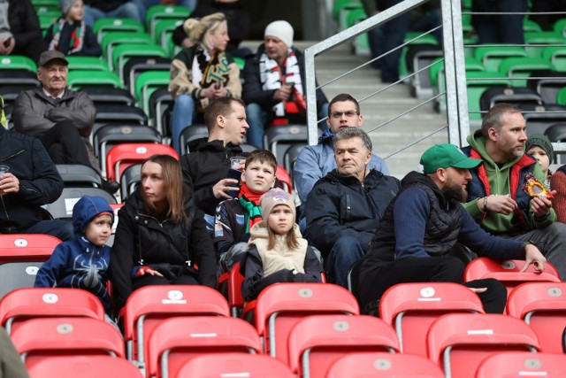 Kibice GKS Tychy nie mieli podczas meczu z Chrobrym Głogów powodów do radości.Zobacz kolejne zdjęcia. Przesuwaj zdjęcia w prawo - naciśnij strzałkę lub przycisk NASTĘPNE