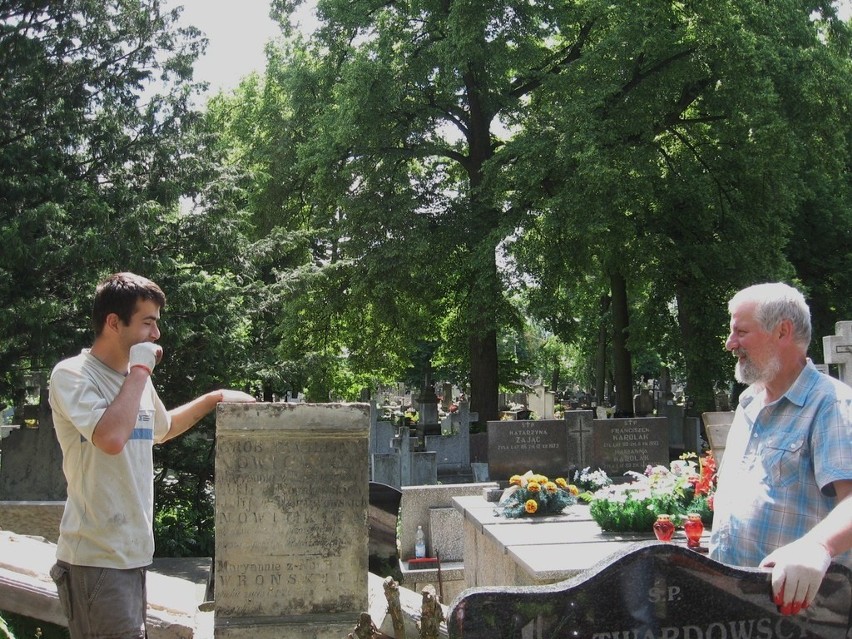 - Grób był już bardzo zdewastowany upływem czasu i brakiem...