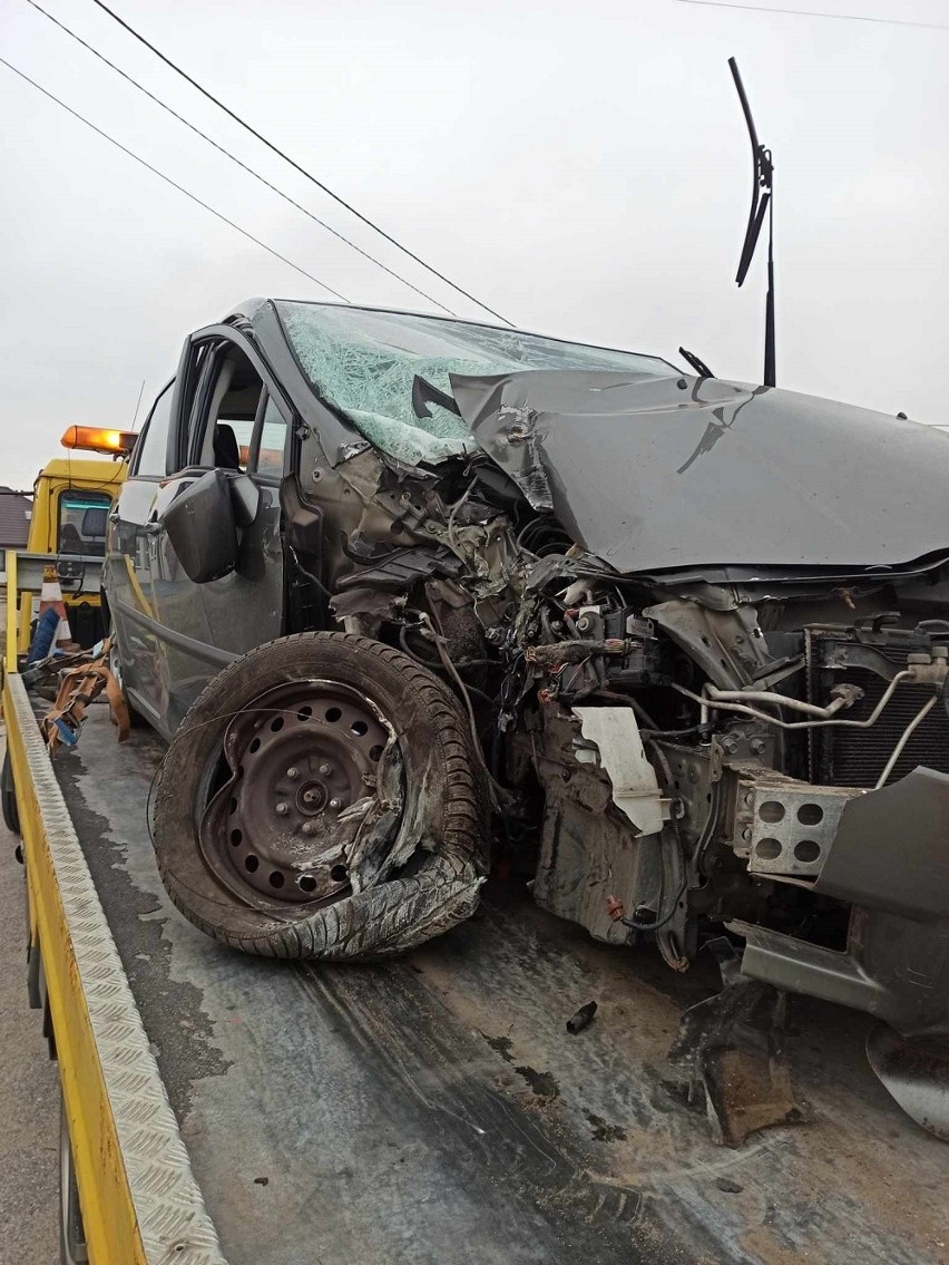 Wypadek w Nasiadkach. Kierowca stracił panowanie nad pojazdem. Do zdarzenia doszło 20.03.2024