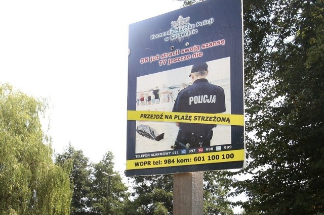 Kontrowersyjny plakat znajduje się na kąpielisku Dziewoklicz przy alejce prowadzącej na plażę. 