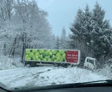 Atak zimy na Sądecczyźnie. Ciężarówki blokowały jezdnię. Jedna z nich stanęła w poprzek w Bartkowej, tam droga jest nieprzejezdna