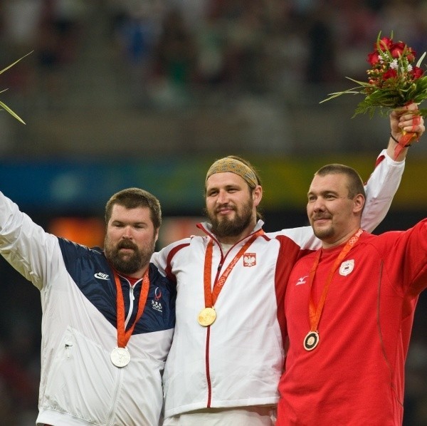 Tomasz Majewski (w środku) to pierwszy złoty medalista na olimpiadzie w Pekinie.