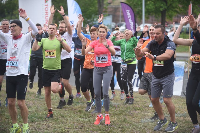 Przed startem do biegu głównego "Run Toruń 2019 - Zwiedzaj ze zdrowiem!" uczestnicy wspólnie odbyli rozgrzewkę. Po rozciąganiu i truchcie przyszedł czas na start rywalizacji na dystansie 10 kilometrów.Zobacz także: DUŻO zdjęć ze startu biegu na 10 kmPOLUB NAS NA FACEBOOKU Nie wiesz, jak skorzystać z PLUSA? Kliknij TUTAJ;nf, a dowiesz się więcej![lista][*] Co dostanę w ramach abonamentu?;nf[*] Dlaczego mam płacić za treści w sieci?;nf[*] Najczęstsze pytania;nf[/lista]