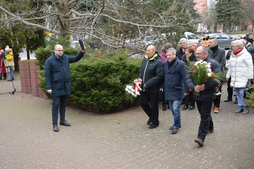 Dariusz Matecki zakłócił uroczystość. Chce wyburzenia pokomunistycznego pomnika w Nowogardzie