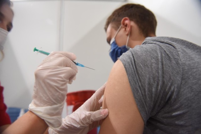 Wszystko wskazuje na to, że szczepionka przeciw COVID-19 będzie sezonowa, podobnie jak przeciwko grypie i będzie każdego roku uaktualniana o nowe warianty wirusów - mówi dr hab. n. med. Ewa Augustynowicz z Narodowego Instytutu Zdrowia Publicznego PZH-PIB.
