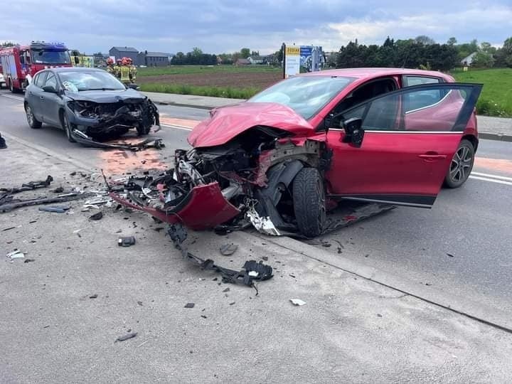 Poważny wypadek w Krakowie na ul. Półłanki. Samochód dachował przez kilkadziesiąt metrów
