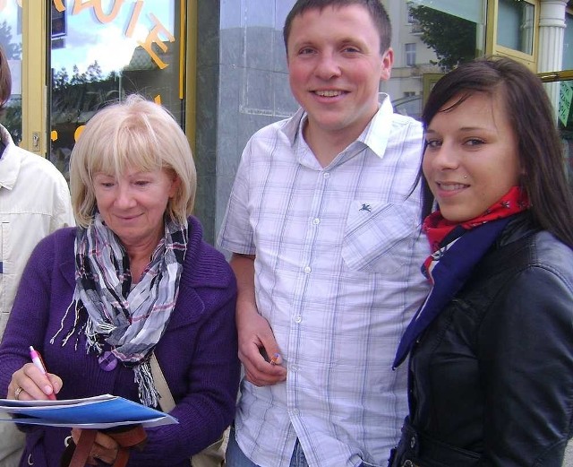 Podpisy zbierali jesienią. Na zdjęciu razem z Młodymi Demokratami (od lewej) Klaudia Nożewska i Jan Borowski. Petycję podpisuje Halina Ciołek.