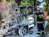 Pożar samochodu w Sance gasiły cztery jednostki strażackie. Pojazd dostawczy spłonął doszczętnie