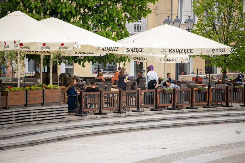 Białystok. Tłumy białostoczan na Rynku Kościuszki. Od soboty otwarte są ogródki gastronomiczne [ZDJĘCIA]