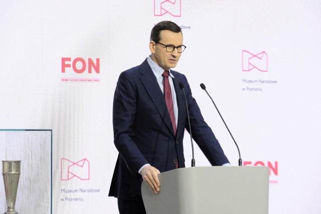 Premier Mateusz Morawiecki stanął w obronie Jana Pawła II po nasilających się atakach na papieża Polaka.