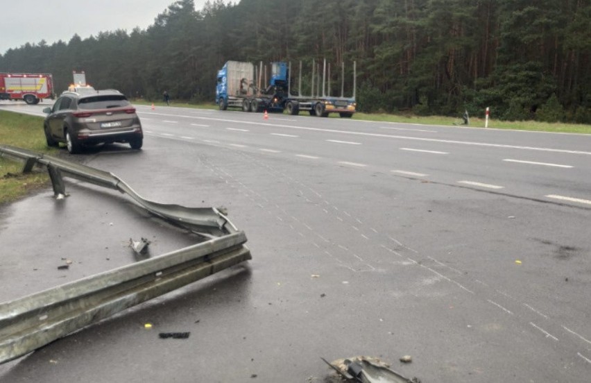 Samochód uderzył w bariery w pobliżu miejscowości Kępinka. Dwie ofiary śmiertelne