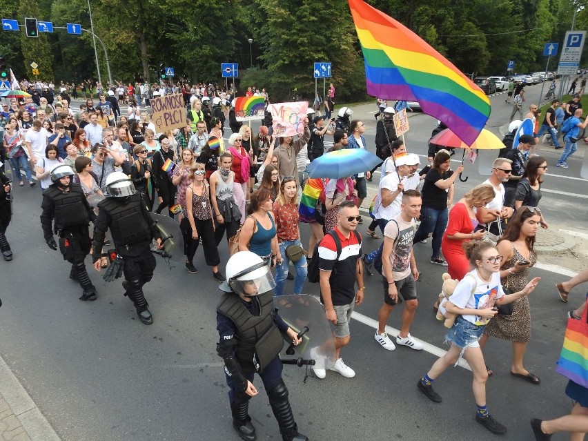 Marsz Równości w Białymstoku. Z jednej strony było kolorowo i głośno, z drugiej groźby i race. Policja zatrzymała kilkanaście osób