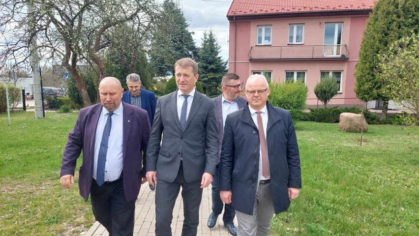 Wiceminister sportu i turystyki Ireneusz Raś gościł w gminie Małogoszcz. Odwiedził szkołę w Kozłowie i stadion Wiernej