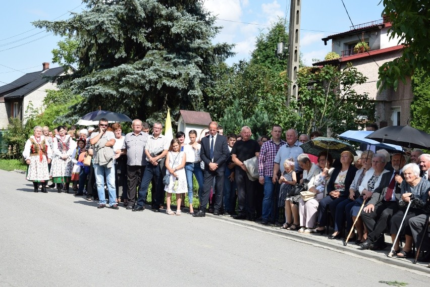 Pamięć o pacyfikacji wioski. W 75. rocznicę zamieszczono tablicę z nazwiskami mieszkańców [ZDJĘCIA]