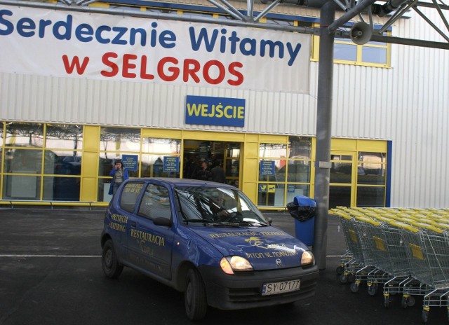 Selgros prowadzi sieć hurtowni w całej Polsce. Obecnie ma 15 hal. Firma jest częścią europejskiego holdingu Transgourmet