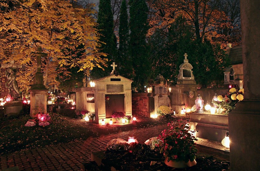 Wszystkich Świętych 2018. Wieczór na cmentarzu Rakowickim