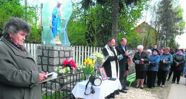 Jedna z pierwszych tegorocznych majówek odbyła się  w Baranowie - na pograniczu województw świętokrzyskiego i małopolskiego. Parafianie modlili się  i śpiewali pieśni przed figurką Matki Bożej.