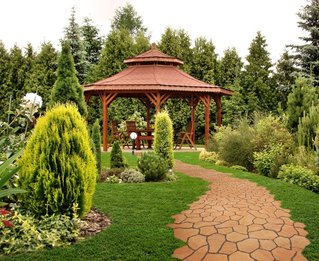 Aranżacja ogrodu z altanąAranżując ogród oprócz roślinności należy przemyśleć również ścieżki i meble ogrodowe oraz małą architekturę, jeżeli dysponujemy sporym ogrodem.