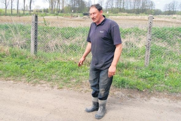 Sławomir Małyszek, rolnik z Zarańska w gminie Drawsko Pomorskie, pokazał nam miejsce obok swojego gospodarstwa, w którym przebiegać będzie kolektor sanitarny.