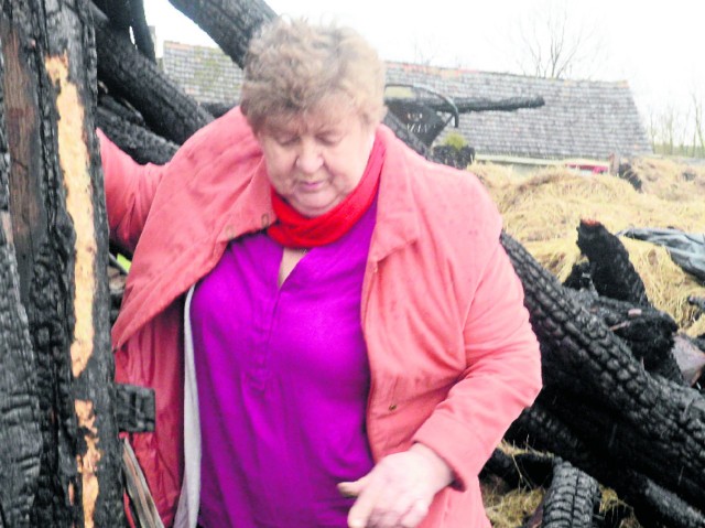 Halina Wojtczak pokazywała reporterom "Gazety Lubuskiej&#8221;, co zostało ze spalonej stodoły. Ogień pożarł zabudowanie w niecały kwadrans.