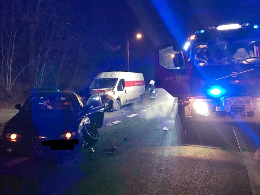 Zderzenie trzech samochodów w Reczu, osobowego, busa i TIR-a. Dwie osoby trafiły do szpitala. Sprawcą wypadku był kierowca pocztowego busa