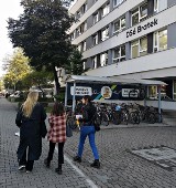 Studenci szukają mieszkań w Krakowie. Łatwo i tanio nie jest. Akademiki oblegane, a w nich też rosną ceny