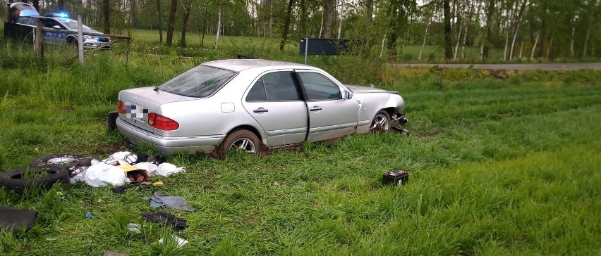 Mercedes, który zjechał w pole w Solcu w gminie Szydłów