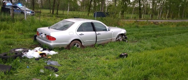 Mercedes, który zjechał w pole w Solcu w gminie Szydłów