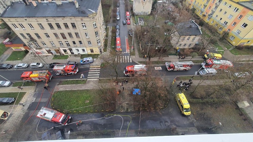 Pożar w wieżowcu przy ul. Wileńskiej w Łodzi. Ewakuowano 27...