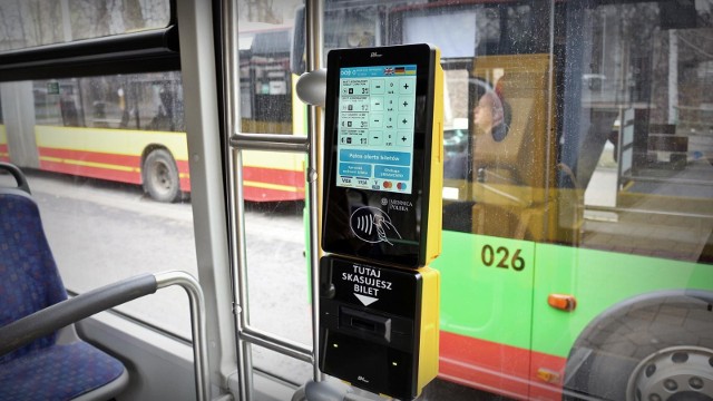 Wraz z końcem wakacji tłoczno zrobiło się nie tylko w autobusach i tramwajach, ale też w rejestrze dłużników. Łączny dług z tytułu kar za jazdę bez biletu przekracza już 128 mln zł.CZYTAJ WIĘCEJ NA KOLEJNYCH SLAJDACH. ZOBACZ STATYSTYKI. KTO NAJCZĘŚCIEJ JEŹDZI BEZ BILETU?