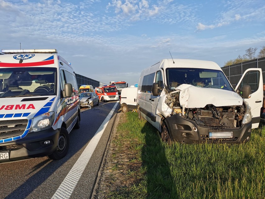 Karambol na A4 w miejscowości Boreczek. W zderzeniu czterech aut ucierpiała jedna osoba [ZDJĘCIA]