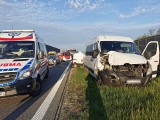 Karambol na A4. Zderzyły się dwa auta osobowe, bus i ciężarówka. Jedna osoba została ranna