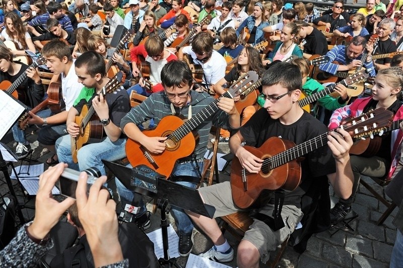 Happening gitarowy na Starym Rynku w Poznaniu